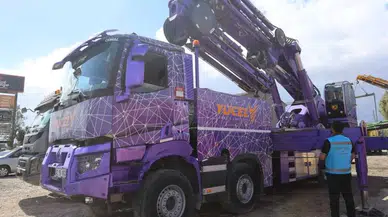 Hatay’da Kızı İsteyince Vinçleri Renk Cümbüşüne Çevirdi!